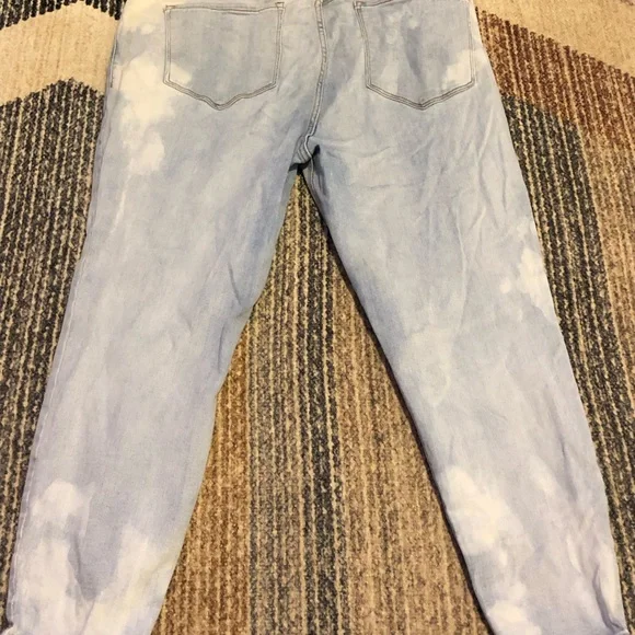 Old Navy Light Wash Jeans - Picture 3 of 6